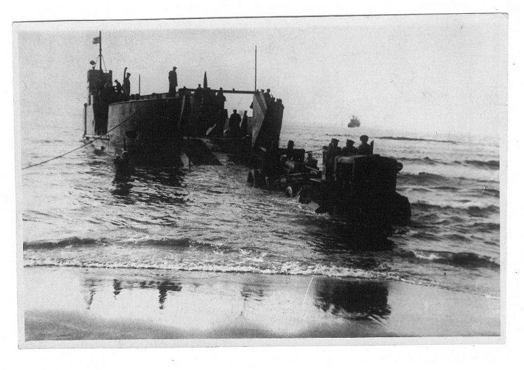 Десантная баржа выгружает артиллерию. 1945 год. Десантная баржа выгружает артиллерию. 1945 год.